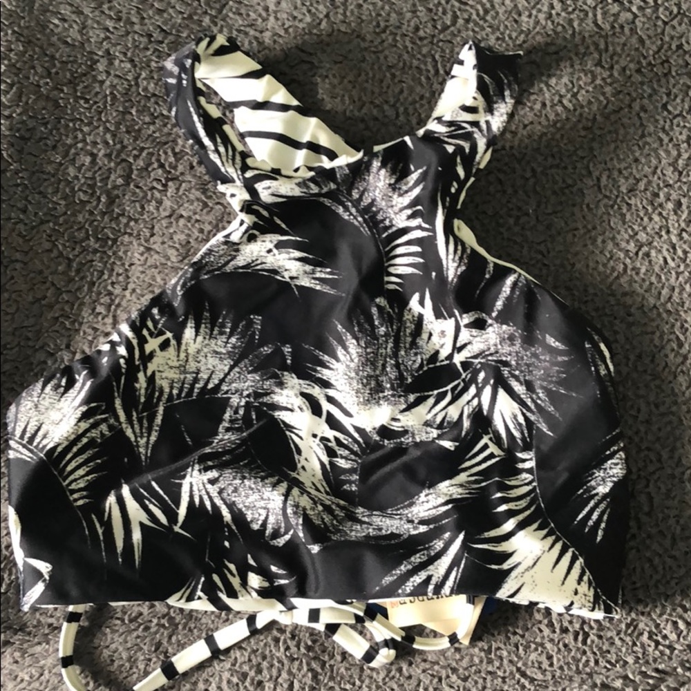 REVERSABLE billabong bathing suit!